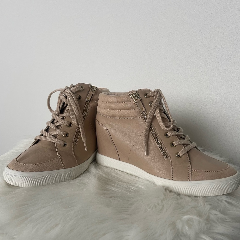 ALDO Womens TAN with gold 0.5" Platform Hidden Heel Kaia Wedge Athletic Sneakers